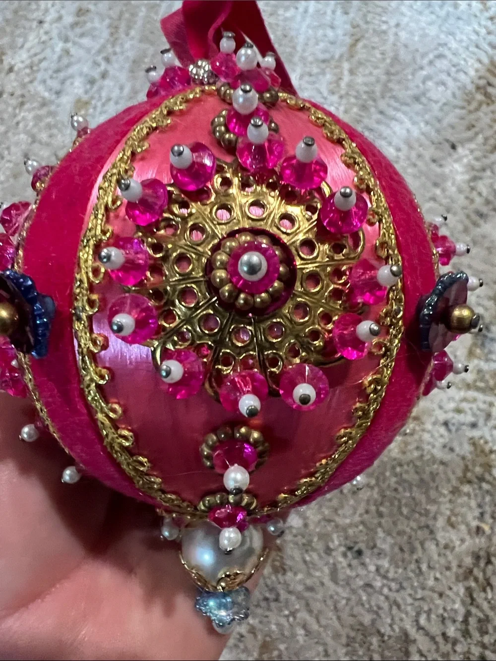 Vtg Handcrafted Pink Beaded Ornament Pendant - Decorative Women’s Accessory z29